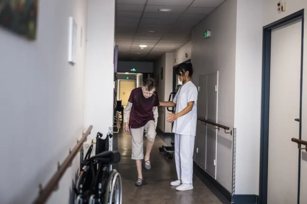 Photo d'une personne &acirc;g&eacute;e et d'une infirmi&egrave;re