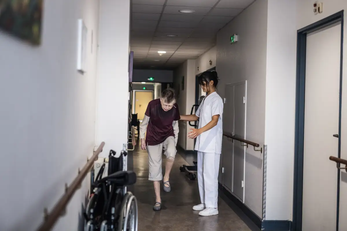 Photo d'une personne âgée et d'une infirmière