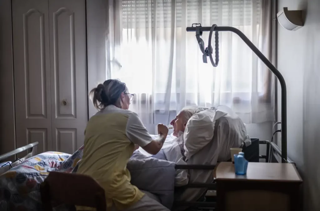 Photo d'une personne &acirc;g&eacute;e et d'une infirmi&egrave;re