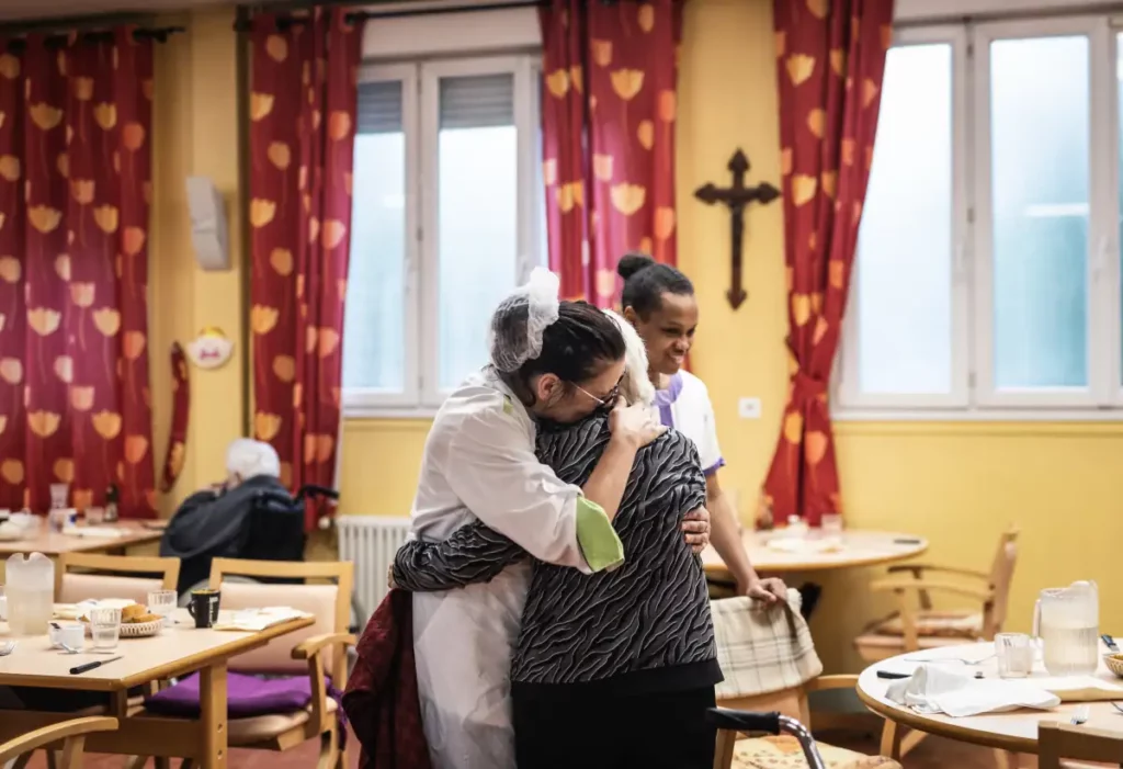 Photo d'une personne &acirc;g&eacute;e et d'une infirmi&egrave;re
