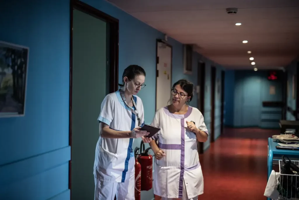 Photo d'une personne &acirc;g&eacute;e et d'une infirmi&egrave;re