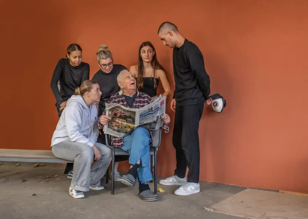 Photo d'une personne âgée avec un groupe de jeune