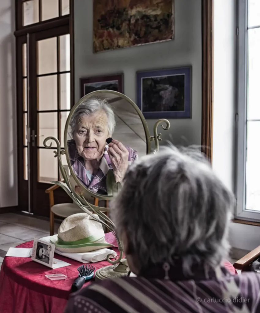 Photo d'une personne âgée se maquillant